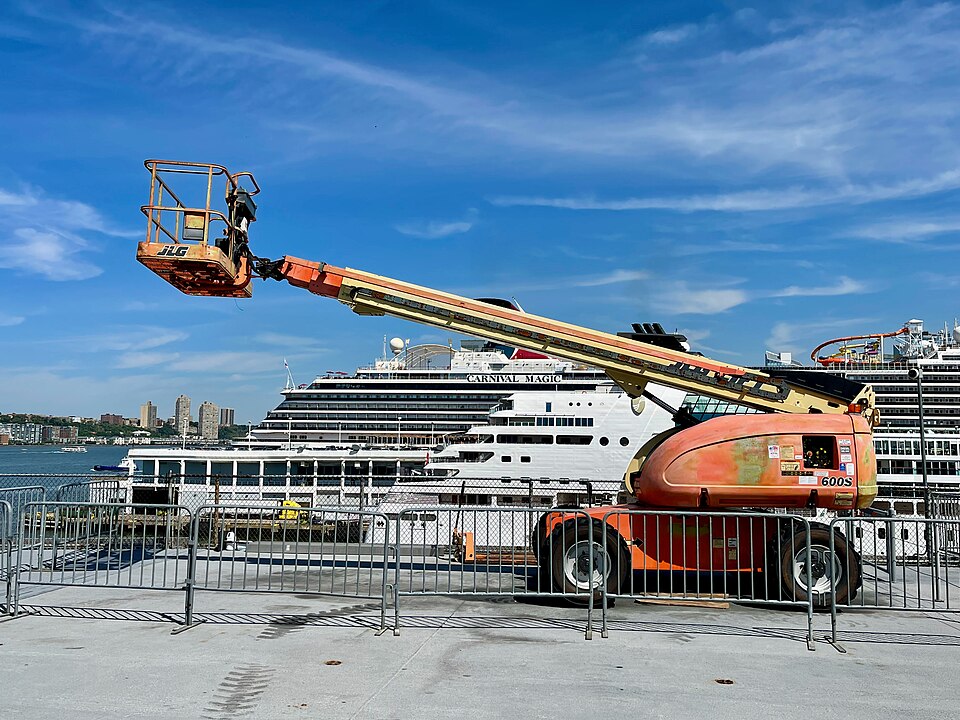 Telescopic boom lift for aerial access
