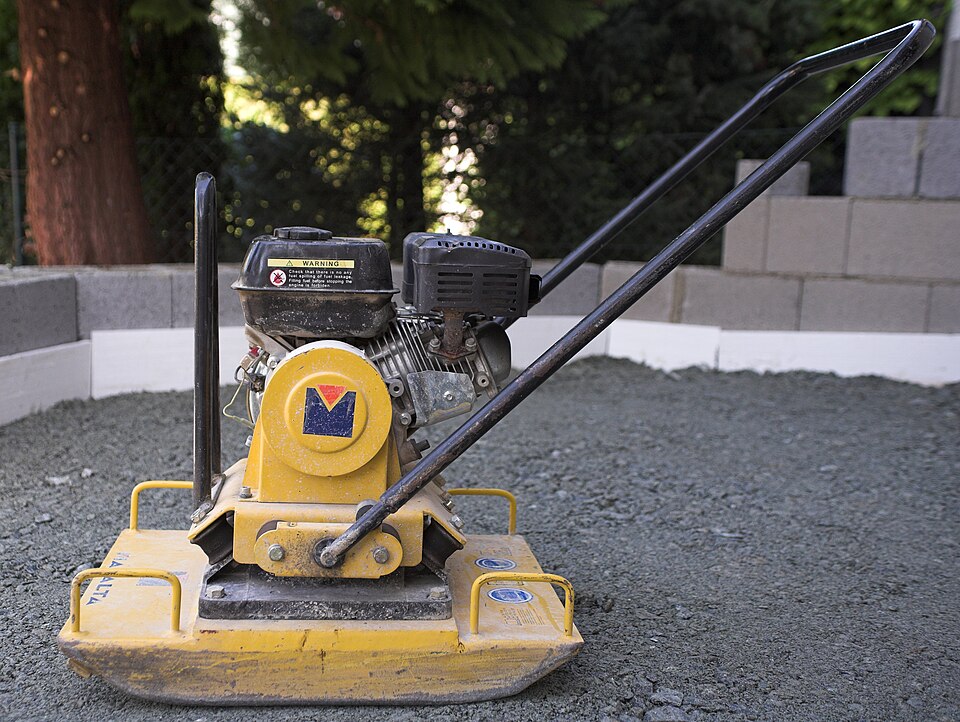 Walk-behind vibratory plate compactor
